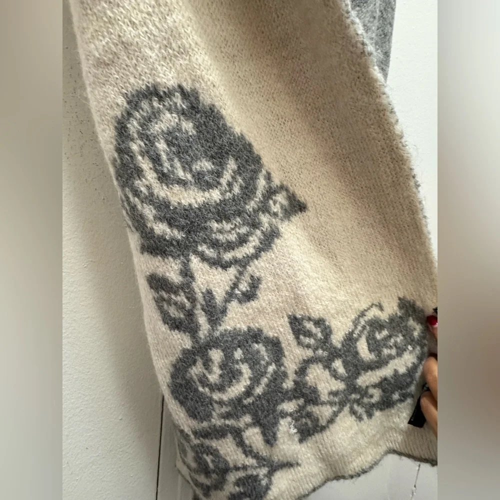 Zara Floral Knit Scarf in Gray & White Two Tone